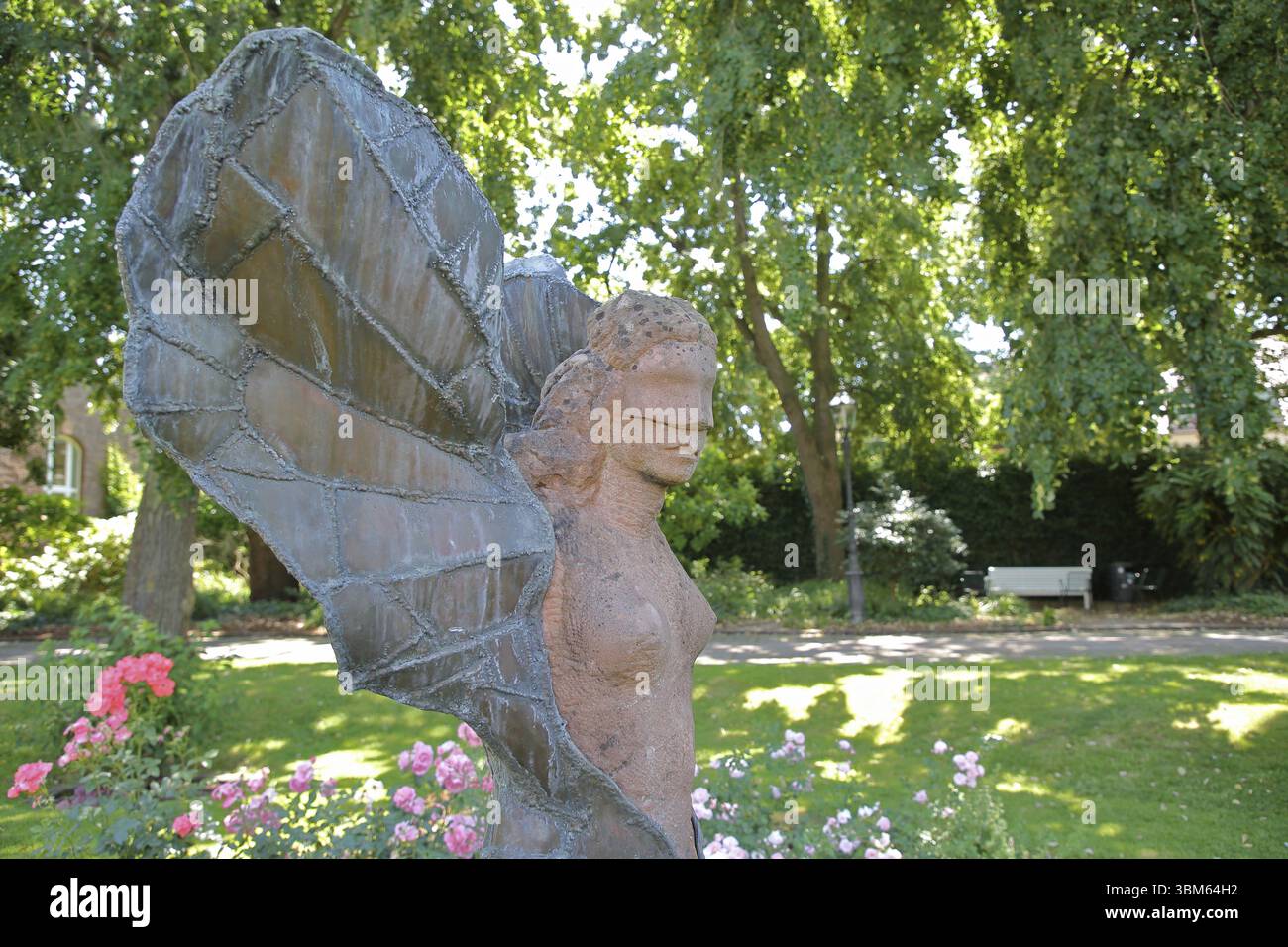 Skulptur weibliche Flügelfigur von Volker Krebs 1986, Moderne Kunst, weibliche Figur mit Flügeln, Engel, Garten mit Rosen, Rosengarten, Ettlingen, Schwarz Für Stockfoto