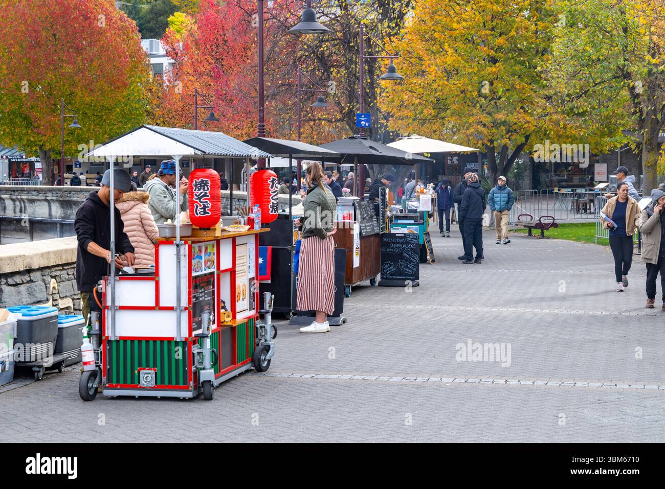Queenstown, Otago, Neuseeland, Street Food-Anbieter auf dem Queenstown Walk, die Street Food an Passanten und Besucher verkaufen Stockfoto