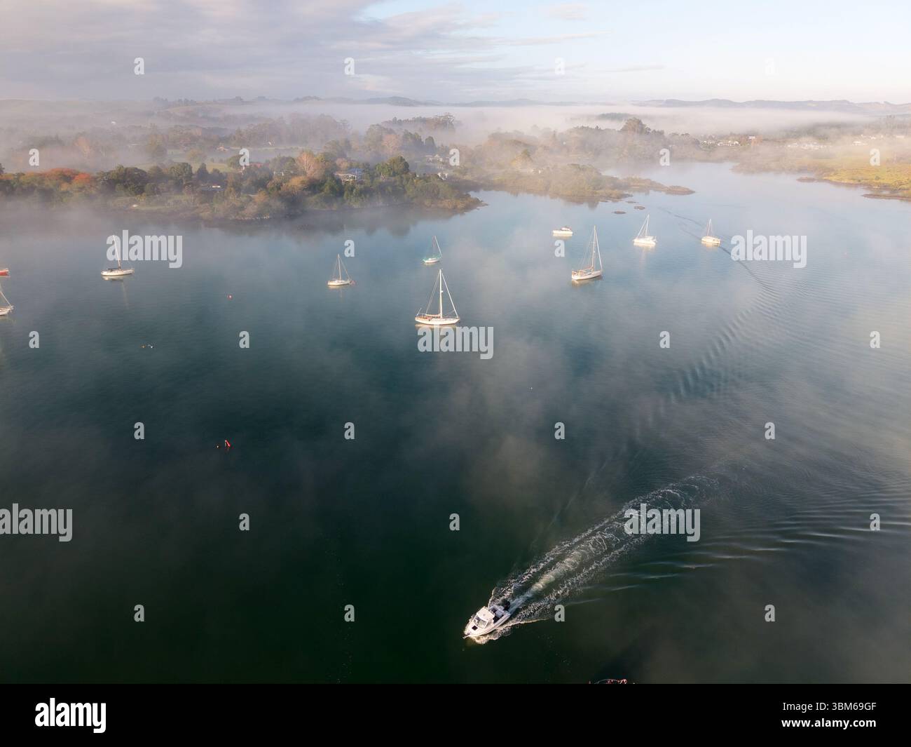 Aus der Vogelperspektive auf den nebeligen Morgen in Kerikeri Inlet, Bay of Islands, Neuseeland Stockfoto