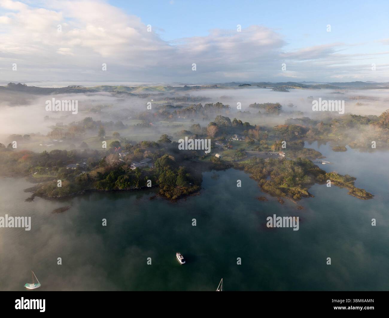 Aus der Vogelperspektive auf den nebeligen Morgen in Kerikeri Inlet, Bay of Islands, Neuseeland Stockfoto