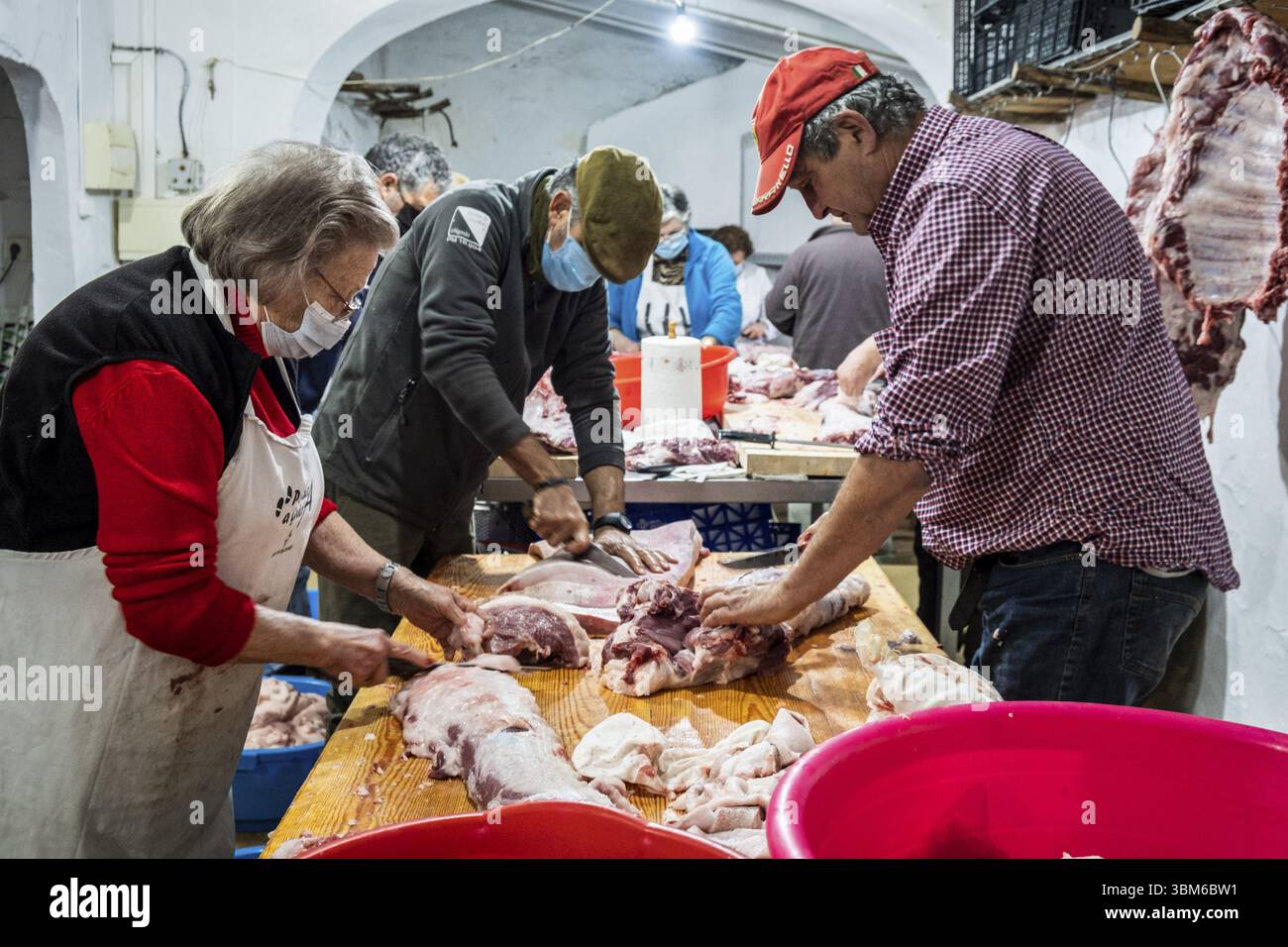 Fleischhacken, traditionelle Schlachtung des mallorquinischen Schwarzen Schweins, Mallorca, Balearen, Spanien, Europa Stockfoto