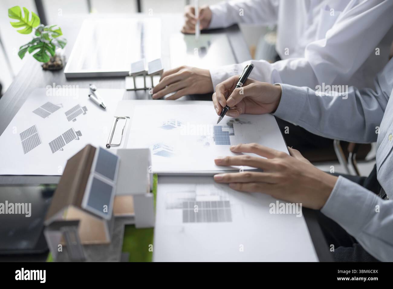 Solarpaneele grüne Energie Geschäftsmann arbeitet grün umweltfreundlich Büro Geschäft kreative Idee Planen Bio Wirtschaft für Unternehmen umweltfreundlich Professi Stockfoto
