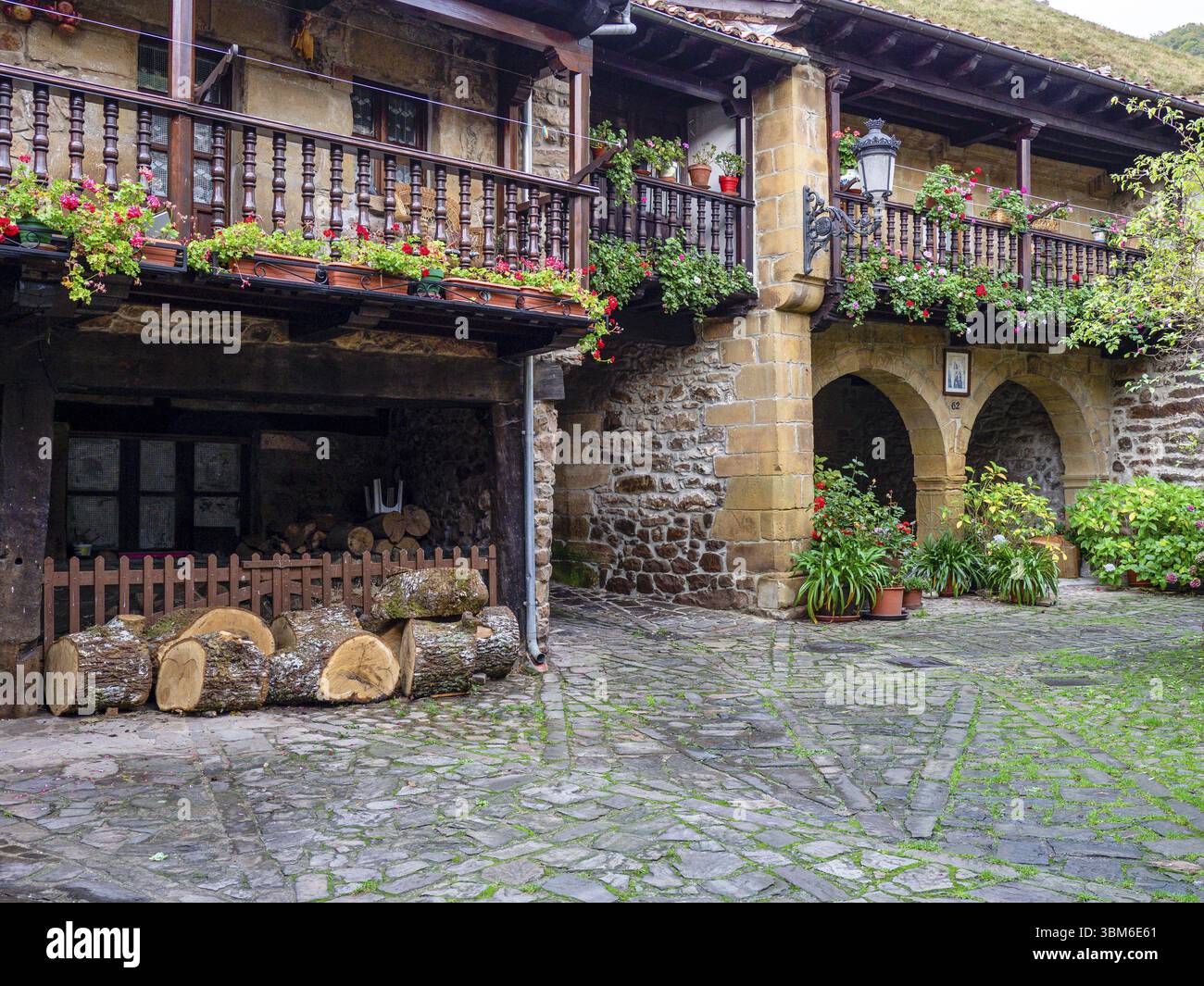 Berghaus des ländlichen Lebensraums, Barcena Mayor, historische Stätte - künstlerischer Naturpark von Saja-Besaya, Kantabrien, Spanien, Europa Stockfoto