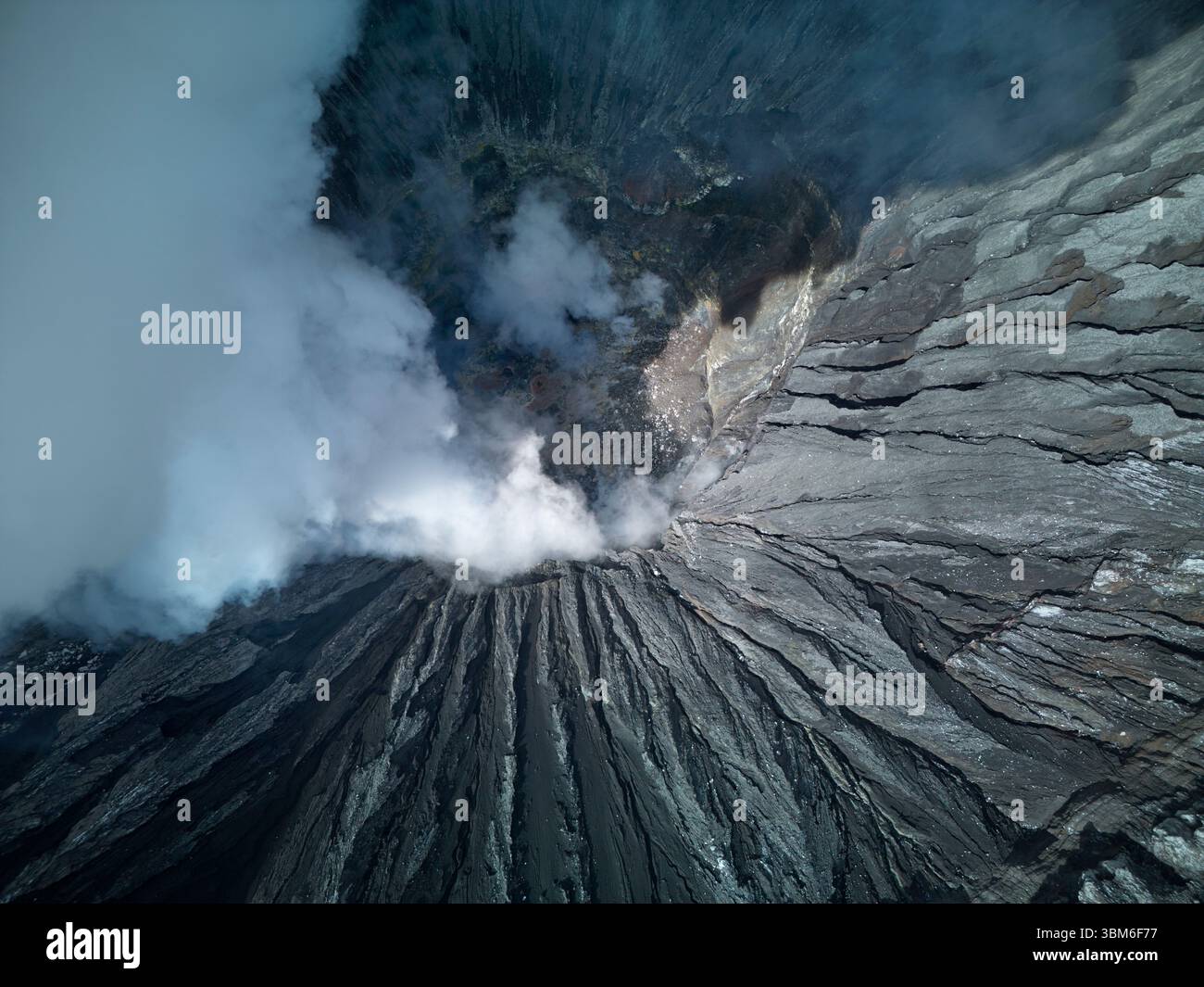 Blick in den rumpelnden Krater des Vulkans Bromo (Gunung Bromo) Ost-Java, Indonesien - aus der Luft Stockfoto