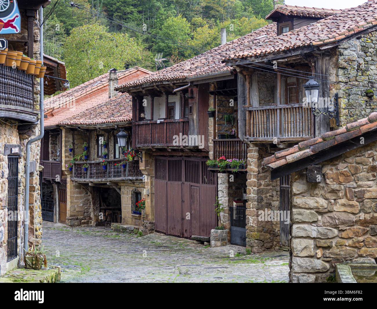 Berghaus des ländlichen Lebensraums, Barcena Mayor, historische Stätte - künstlerischer Naturpark von Saja-Besaya, Kantabrien, Spanien, Europa Stockfoto