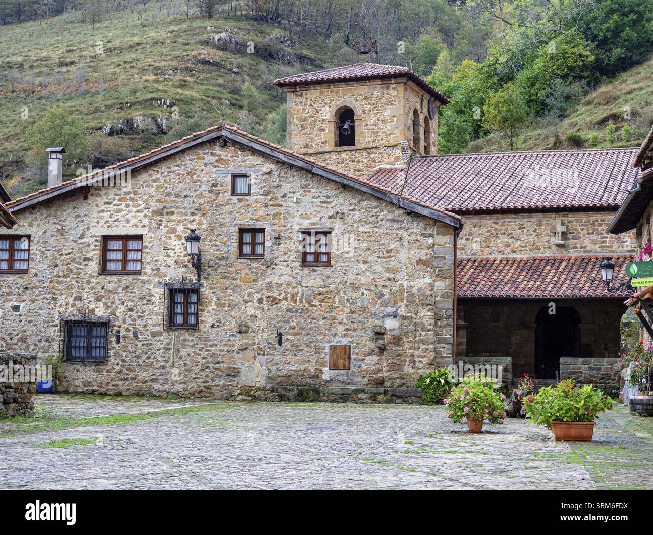 Kirche Santa Maria aus dem 17. Jahrhundert, Bürgermeister von Barcena, historische Stätte - künstlerischer Naturpark von Saja-Besaya, Kantabrien, Spanien, Europa Stockfoto