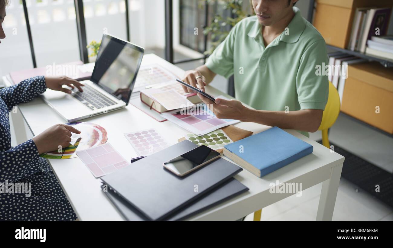 Teamwork Brainstorming Creative Idea Business Projekt. Geschäftsleute treffen sich, um sich Notizen zu machen, während sie mit Farbmuster diskutieren, um Ideen zu teilen Stockfoto