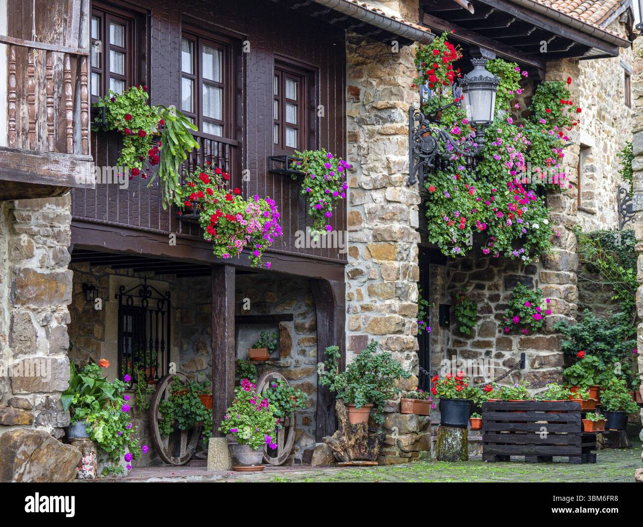 Berghaus des ländlichen Lebensraums, Barcena Mayor, historische Stätte - künstlerischer Naturpark von Saja-Besaya, Kantabrien, Spanien, Europa Stockfoto