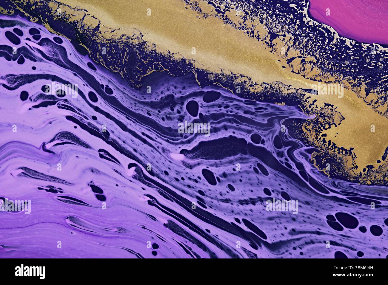 Metallische Goldabstraktion auf violetten Wellen. Fluide Art. Marmoreffekt Hintergrund oder Textur Stockfoto Metallische Goldabstraktion auf violetten Wellen. Fluide Art. Marmoreffekt Hintergrund oder Textur Stockfoto