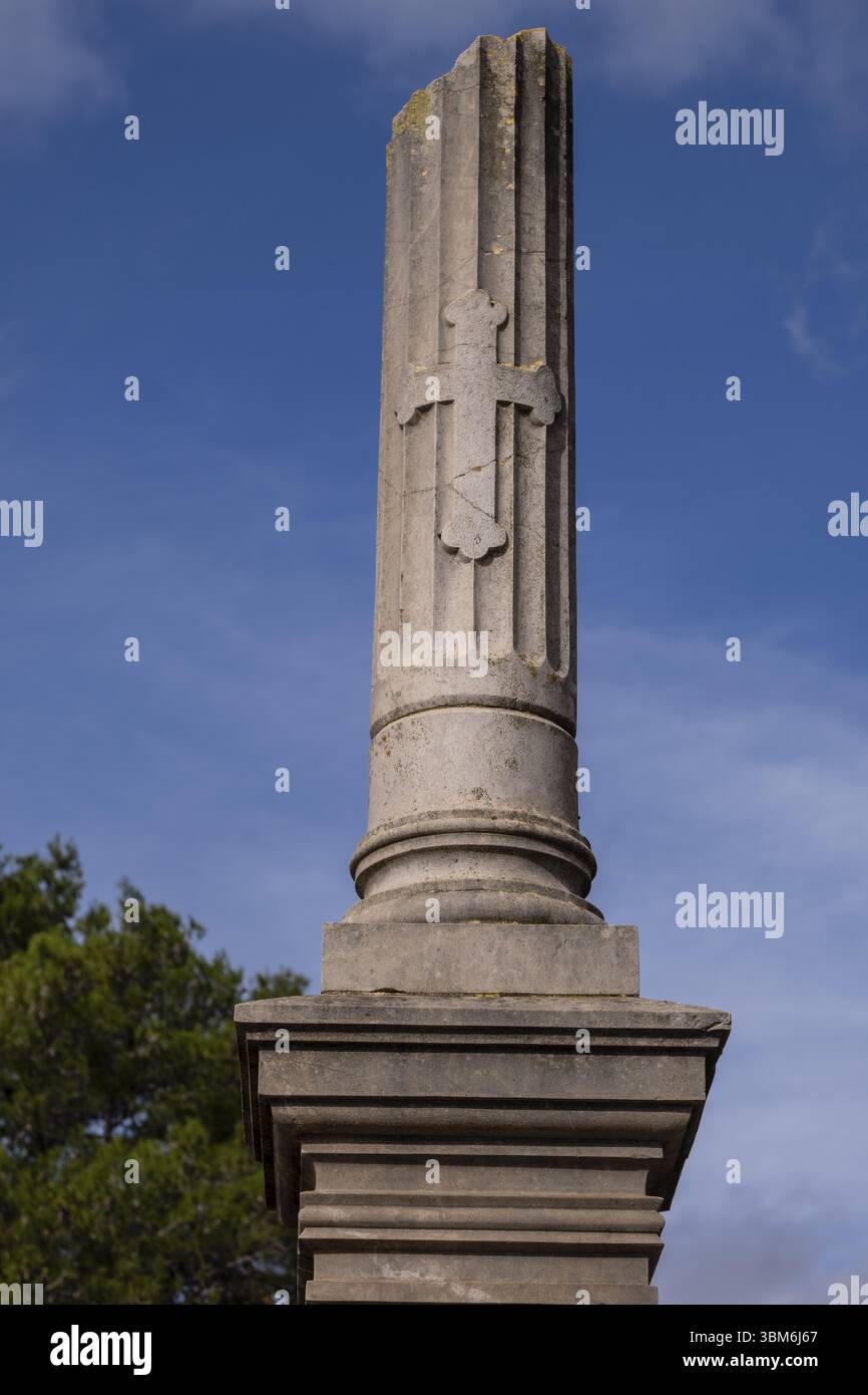 Gebrochene Säule, Symbol für unterbrochene Existenz, Alaro Friedhof, Mallorca, Balearen, Spanien, Europa Stockfoto