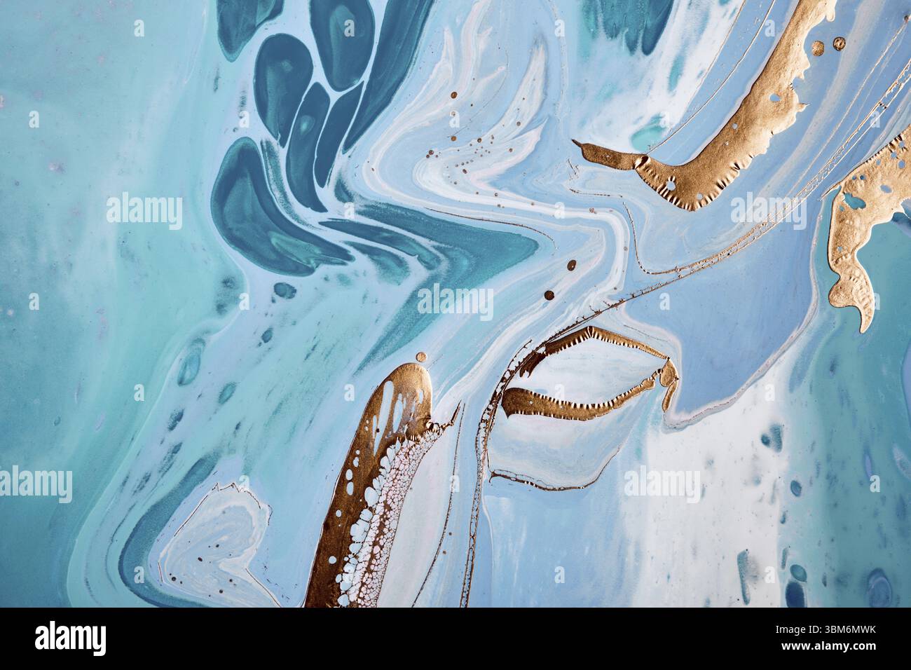 Acrylflüssigkeit Art.. Goldene, blaue und türkisfarbene Wellen. Abstrakter Marmorhintergrund oder Textur Stockfoto Acrylflüssigkeit Art.. Goldene, blaue und türkisfarbene Wellen. Abstrakter Marmorhintergrund oder Textur Stockfoto