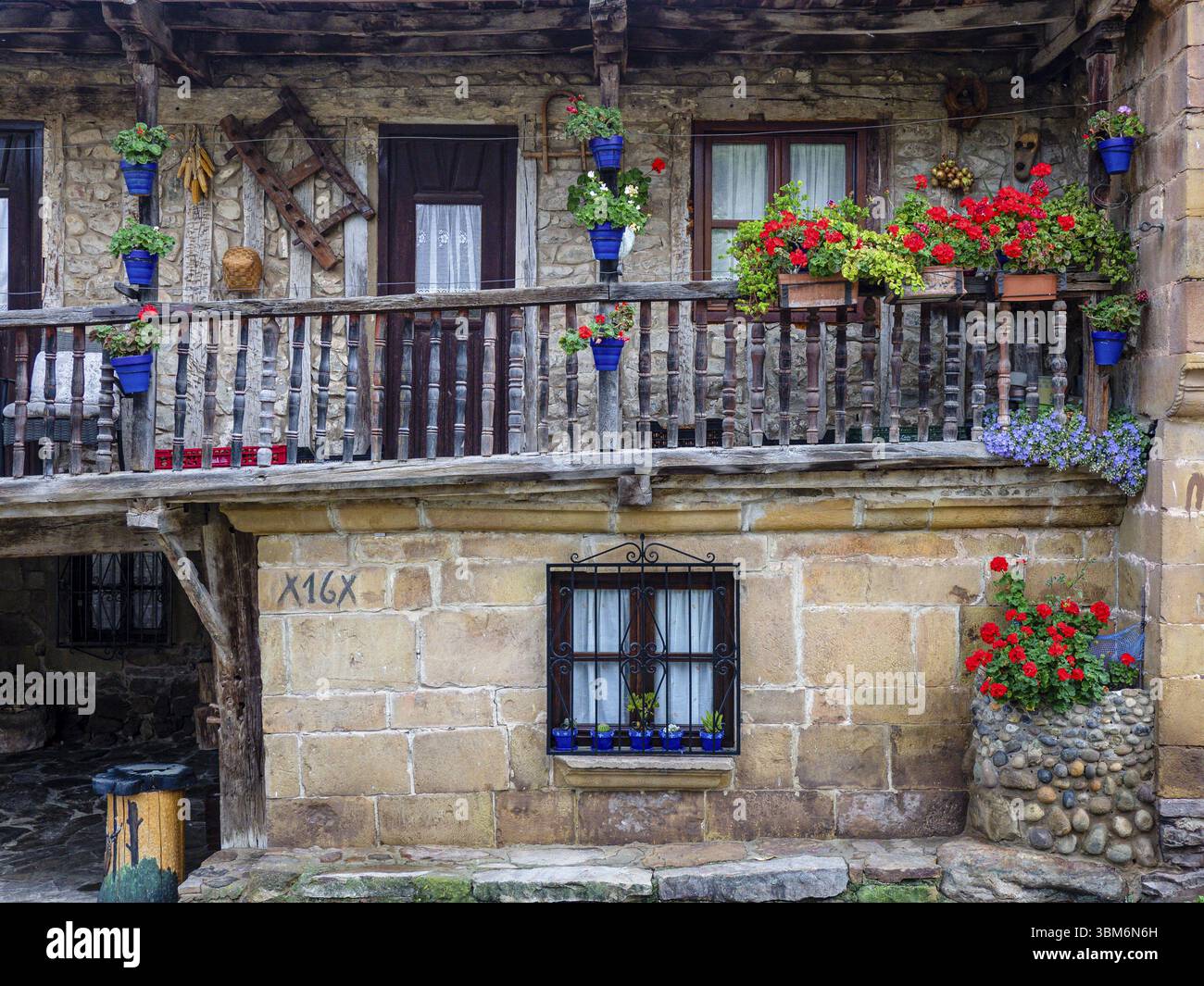 Berghaus des ländlichen Lebensraums, Barcena Mayor, historische Stätte - künstlerischer Naturpark von Saja-Besaya, Kantabrien, Spanien, Europa Stockfoto