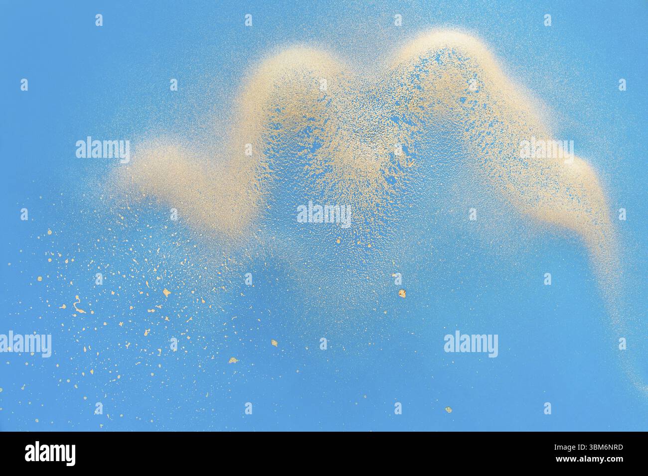 Acrylflüssigkeit Art.. Goldene Welle auf blauem Hintergrund. Abstrakter moderner Hintergrund oder Textur Stockfoto