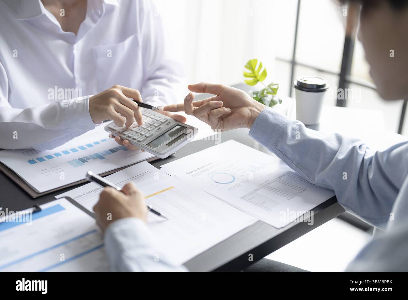 Geschäft Leute treffen Design Ideen professioneller Investor neue Start-up Projekt arbeiten. Konzept.Business Planung im Büro Stockfoto
