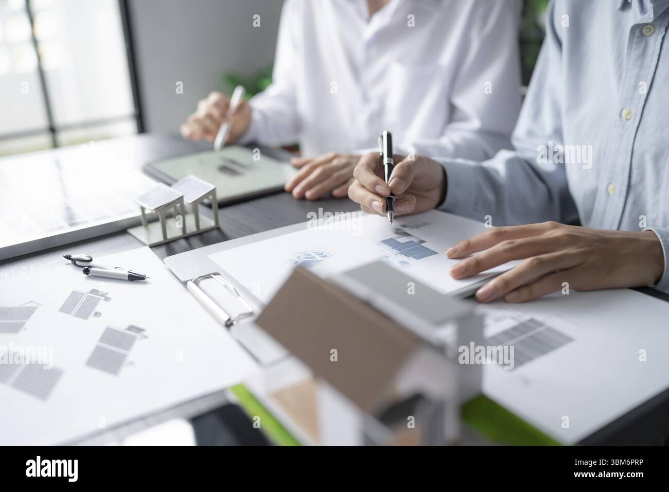 Solarpaneele grüne Energie Geschäftsmann arbeitet grün umweltfreundlich Büro Geschäft kreative Idee Planen Bio Wirtschaft für Unternehmen umweltfreundlich Professi Stockfoto
