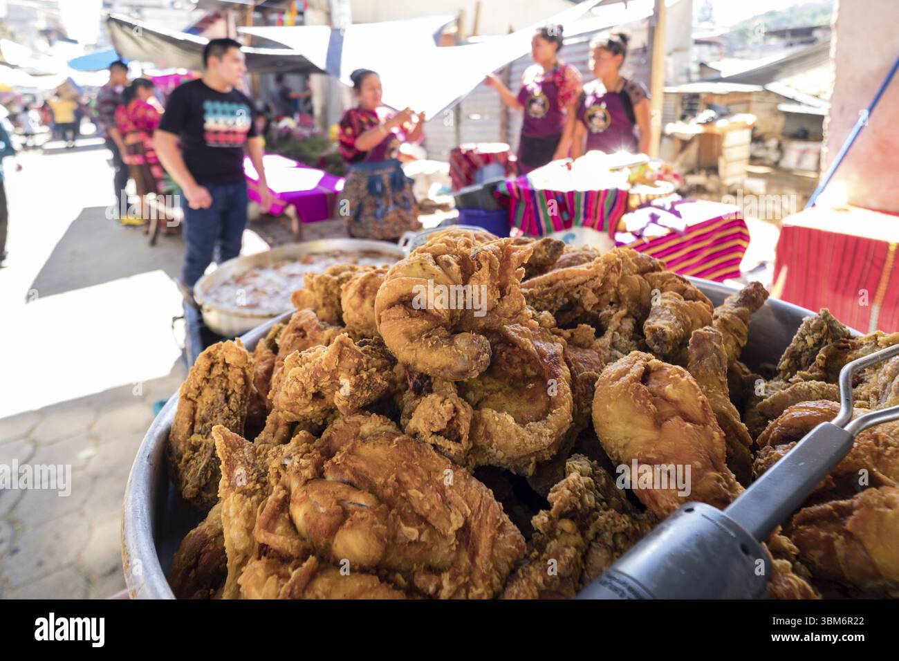 Pollo dorado, Santo Tomas Chichicastenango, Republica de Guatemala, America Central Stockfoto