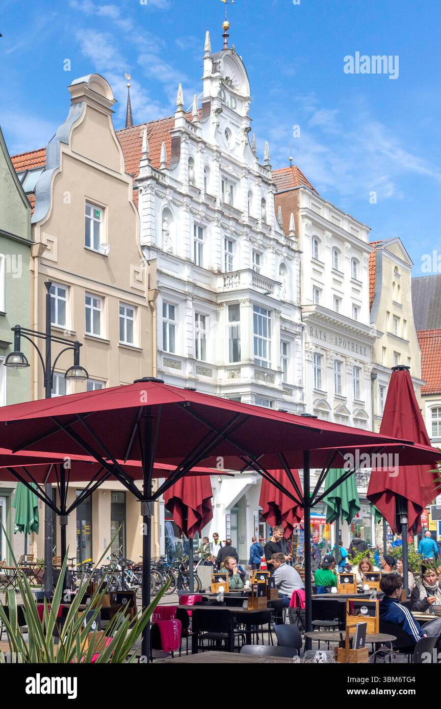 Bunte gotische Stadthäuser und Restaurants im Freien, neuer Markt, Rostocker Altstadt, Rostock, Mecklenburg-Vorpommern Bundesrepublik Deutschland Stockfoto