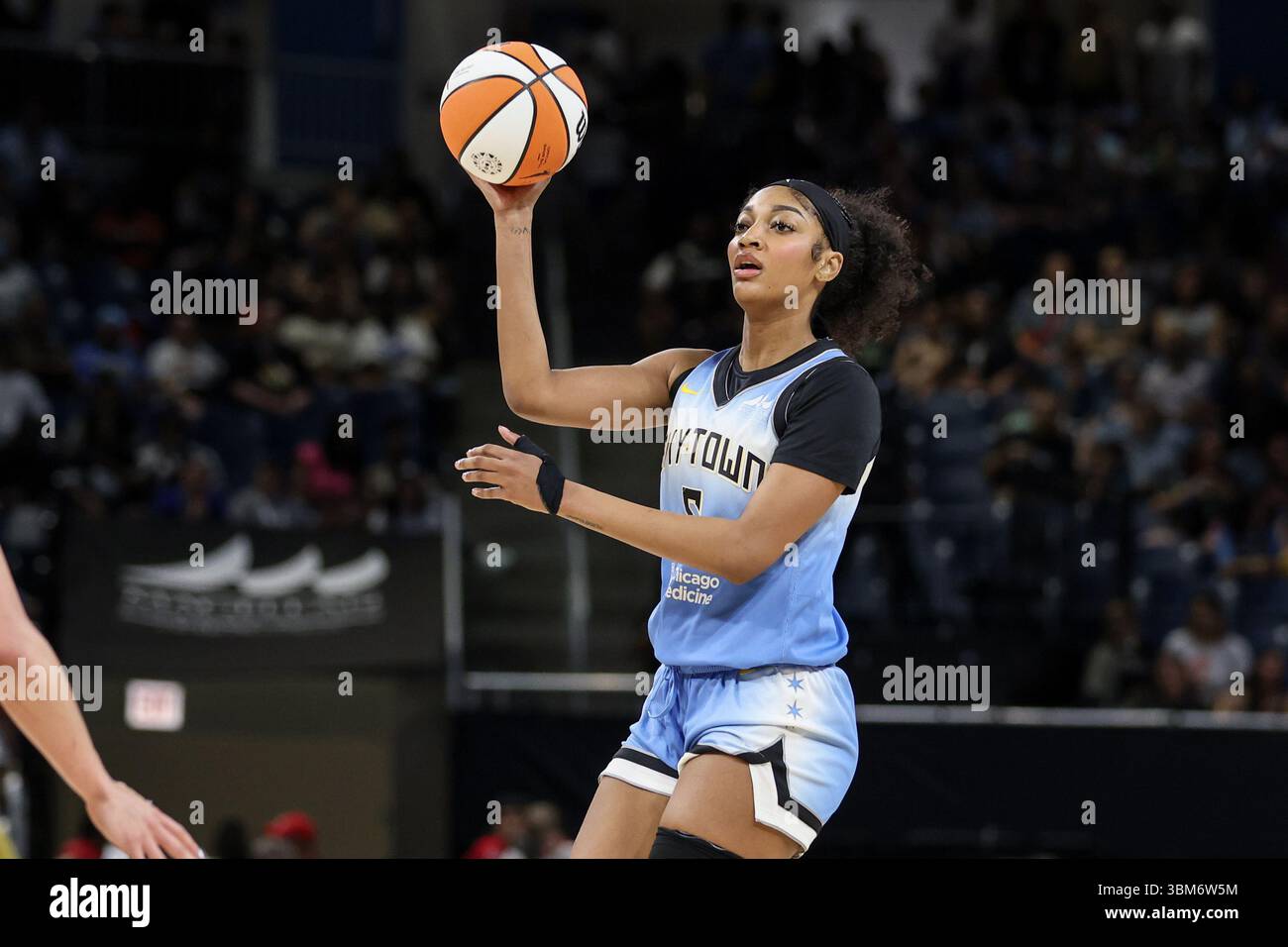 Chicago, USA. Juni 2025. Chicago, USA, 24. Juni 2025: Angel Reese (5 Chicago Sky) will den Ball während des Spiels zwischen den Chicago Sky und den Los Angeles Sparks am Dienstag, den 24. Juni 2025 in der Wintrust Arena, Chicago, USA, passieren. (KEINE KOMMERZIELLE NUTZUNG) (Shaina Benhiyoun/SPP) Guthaben: SPP Sport Pressefoto. /Alamy Live News Stockfoto