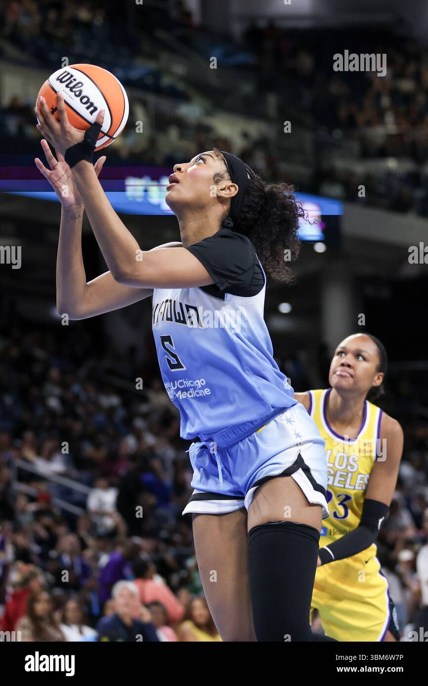 Chicago, USA. Juni 2025. Chicago, USA, 24. Juni 2025: Angel Reese (5 Chicago Sky) versucht am Dienstag, den 24. Juni 2025 in der Wintrust Arena, Chicago, USA, einen Layup-Versuch zwischen den Chicago Sky und den Los Angeles Sparks. (KEINE KOMMERZIELLE NUTZUNG) (Shaina Benhiyoun/SPP) Guthaben: SPP Sport Pressefoto. /Alamy Live News Stockfoto
