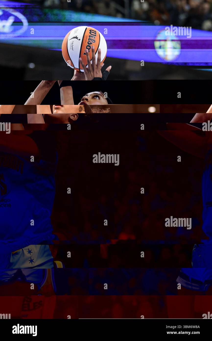 Chicago, USA. Juni 2025. Chicago, USA, 24. Juni 2025: Angel Reese (5 Chicago Sky) schießt den Ball während des Spiels zwischen den Chicago Sky und den Los Angeles Sparks am Dienstag, den 24. Juni 2025 in der Wintrust Arena, Chicago, USA. (KEINE KOMMERZIELLE NUTZUNG) (Shaina Benhiyoun/SPP) Guthaben: SPP Sport Pressefoto. /Alamy Live News Stockfoto