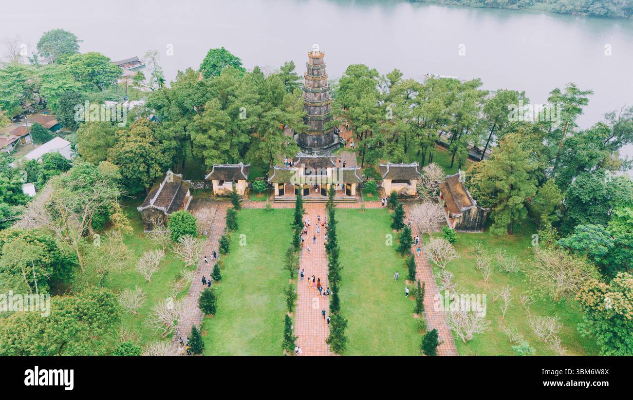 Thien Mu Pagode ist eines der berühmtesten spirituellen Symbole von Hue. Stockfoto