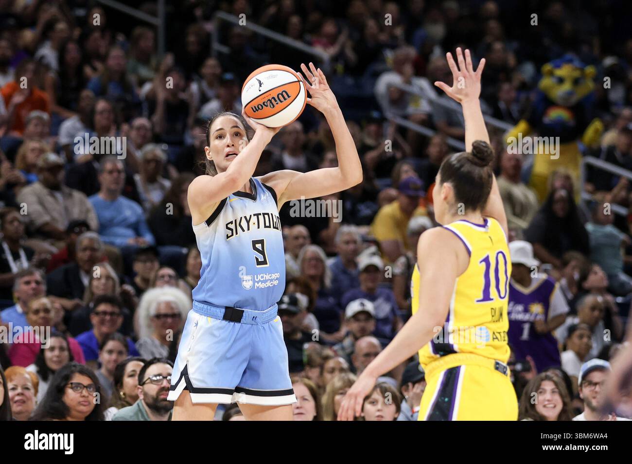 Chicago, USA. Juni 2025. Chicago, USA, 24. Juni 2025: Angel Reese (5 Chicago Sky) schießt den Ball während des Spiels zwischen den Chicago Sky und den Los Angeles Sparks am Dienstag, den 24. Juni 2025 in der Wintrust Arena, Chicago, USA. (KEINE KOMMERZIELLE NUTZUNG) (Shaina Benhiyoun/SPP) Guthaben: SPP Sport Pressefoto. /Alamy Live News Stockfoto