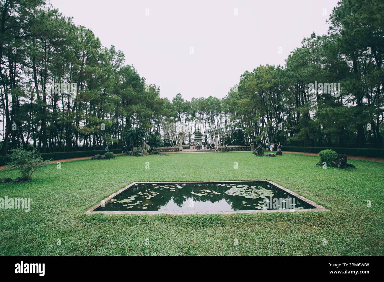 Thien Mu Pagode ist eines der berühmtesten spirituellen Symbole von Hue. Stockfoto