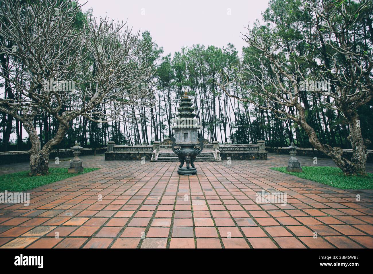 Thien Mu Pagode ist eines der berühmtesten spirituellen Symbole von Hue. Stockfoto