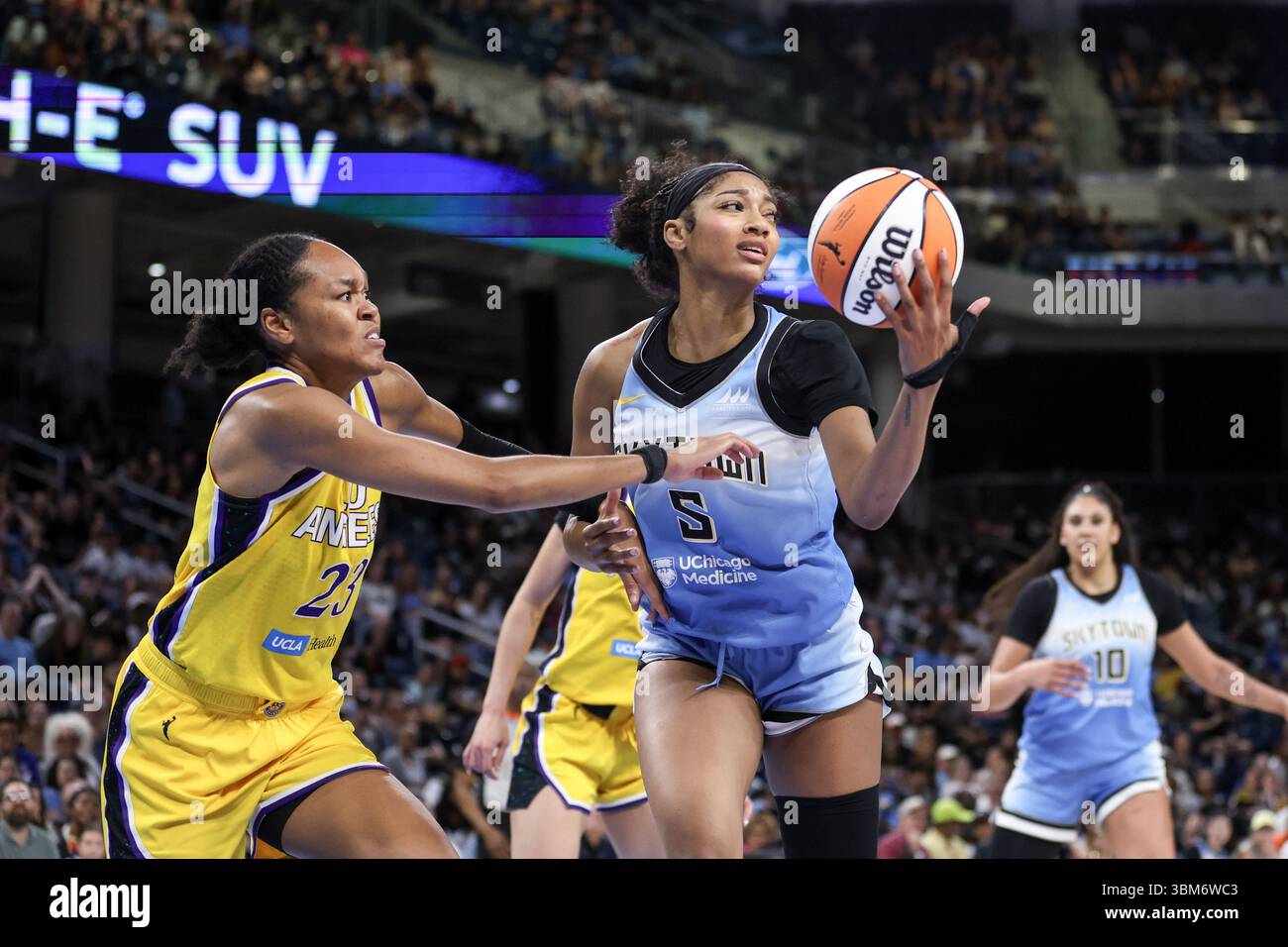 Chicago, USA. Juni 2025. Chicago, USA, 24. Juni 2025: Angel Reese (5 Chicago Sky) holt den Rückstoß während des Spiels zwischen den Chicago Sky und den Los Angeles Sparks am Dienstag, den 24. Juni 2025 in der Wintrust Arena, Chicago, USA. (KEINE KOMMERZIELLE NUTZUNG) (Shaina Benhiyoun/SPP) Guthaben: SPP Sport Pressefoto. /Alamy Live News Stockfoto