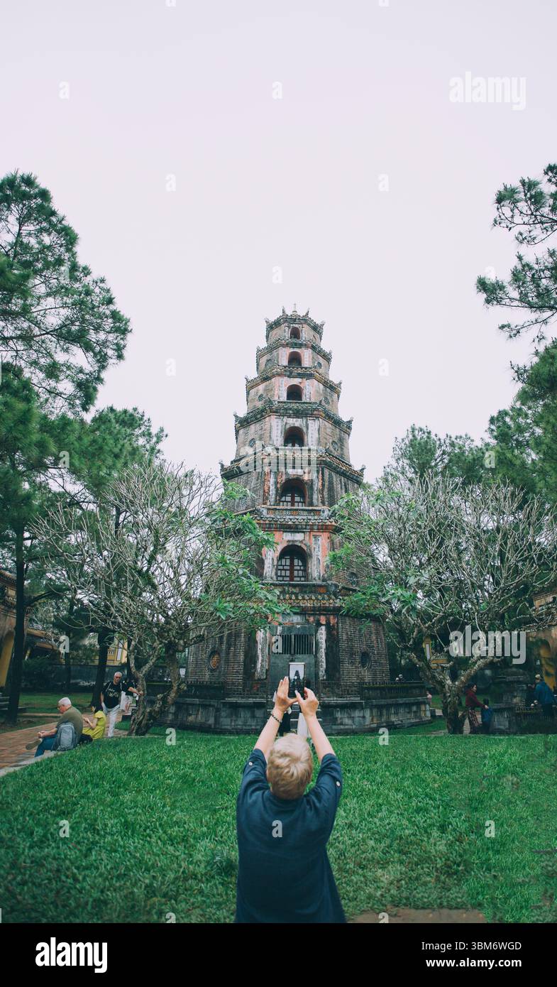 Thien Mu Pagode ist eines der berühmtesten spirituellen Symbole von Hue. Stockfoto