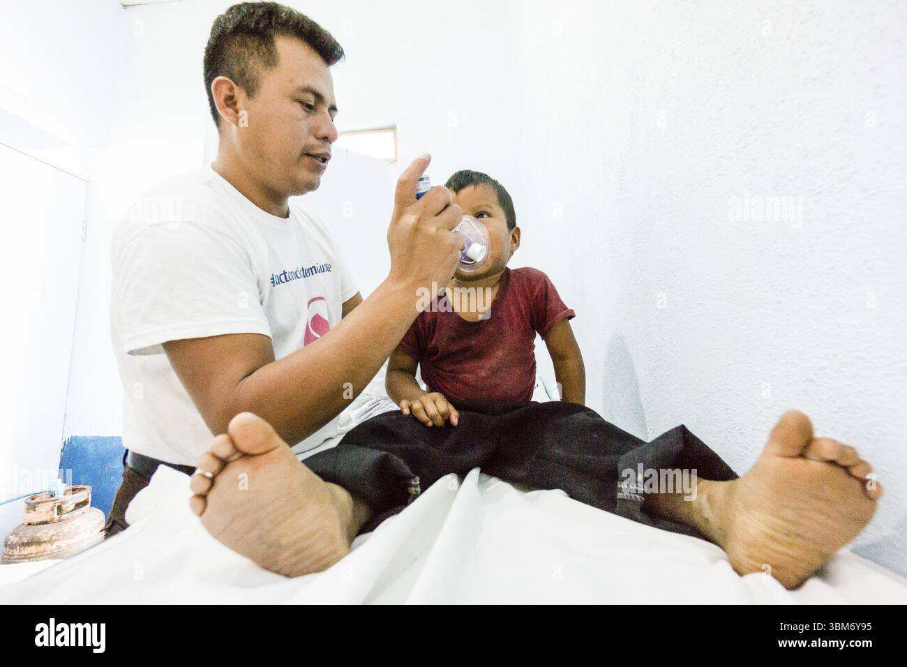 Behandlung von Atemversagen bei Kindern, La Tana, Reina, Uspantan, Quiche, Guatemala, Zentralamerika Stockfoto