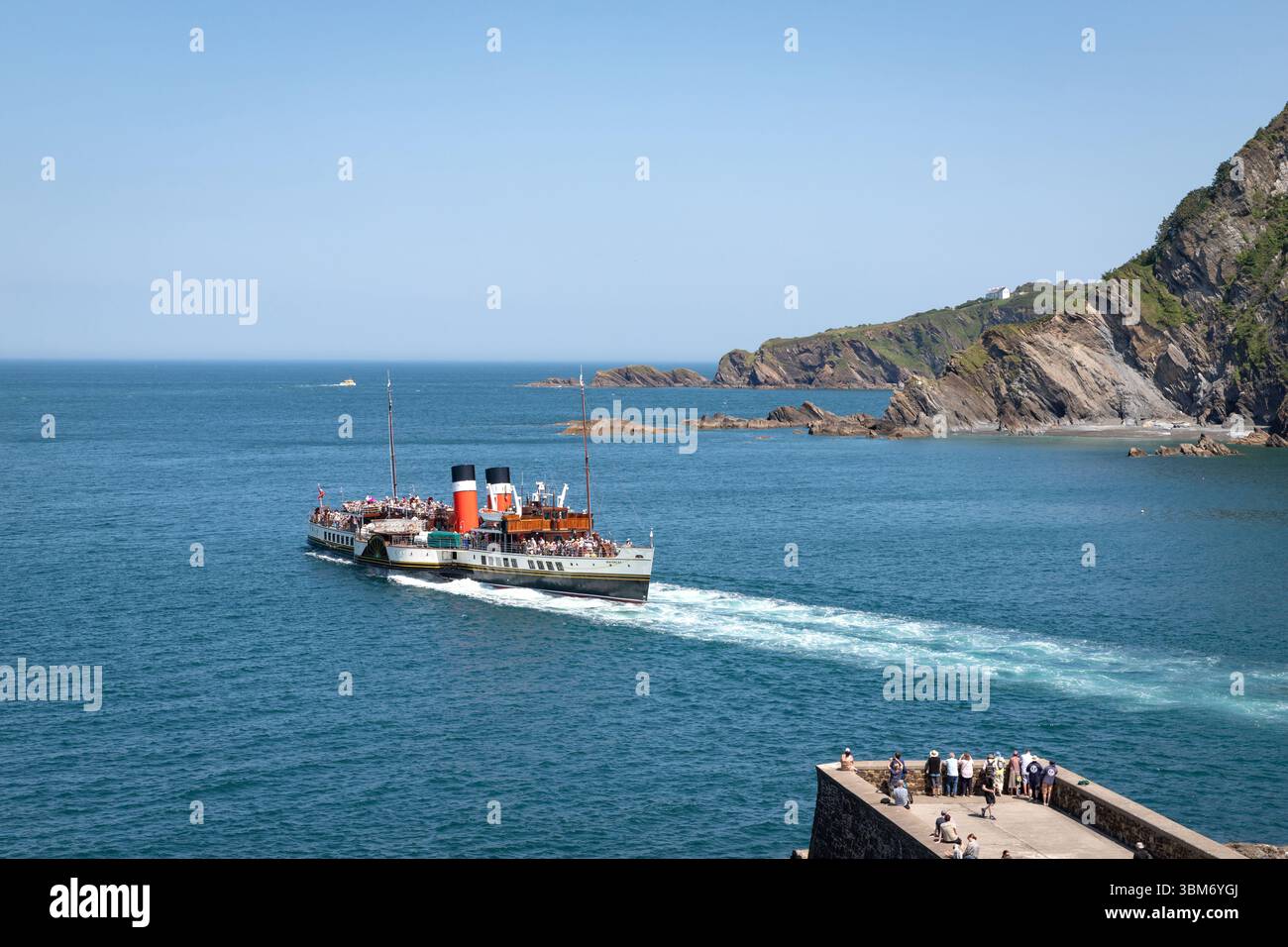 PS Waverley wurde 1946 gebaut und ist der letzte Raddampfer für Passagiere auf Seefahrten der Welt. Gesehen beim Verlassen des Hafens von Ilfracombe Stockfoto