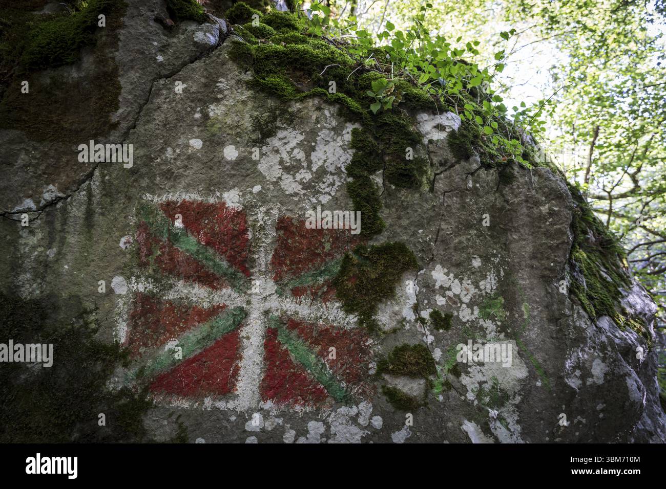 Baskenflagge auf dem Felsen gemalt, Ikurrina, GR 20 Trail - Rundweg nach Aralar, Aralar Naturpark, Guipuzcoa-Navarra, Spanien, Europa Stockfoto