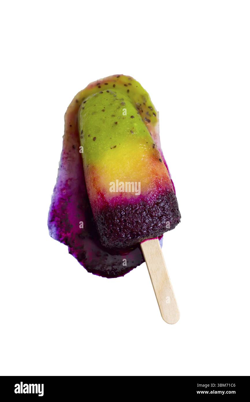 Geschmolzene Schichten Obst Eis auf stick In weiß, natur sommer Dessert isoliert Stockfoto