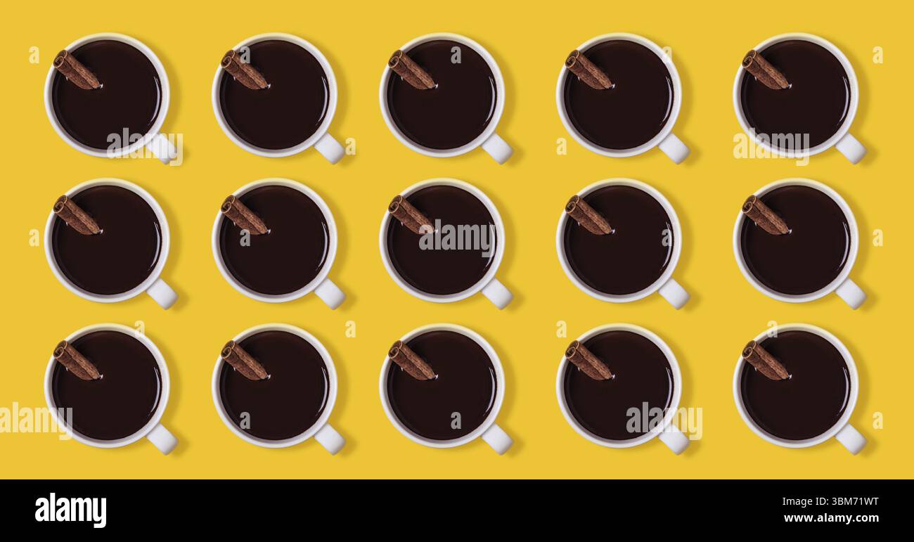 Muster heiße Schokoladentassen mit Zimt. Wärmendes Winter- oder Herbstgetränk-Konzept Stockfoto