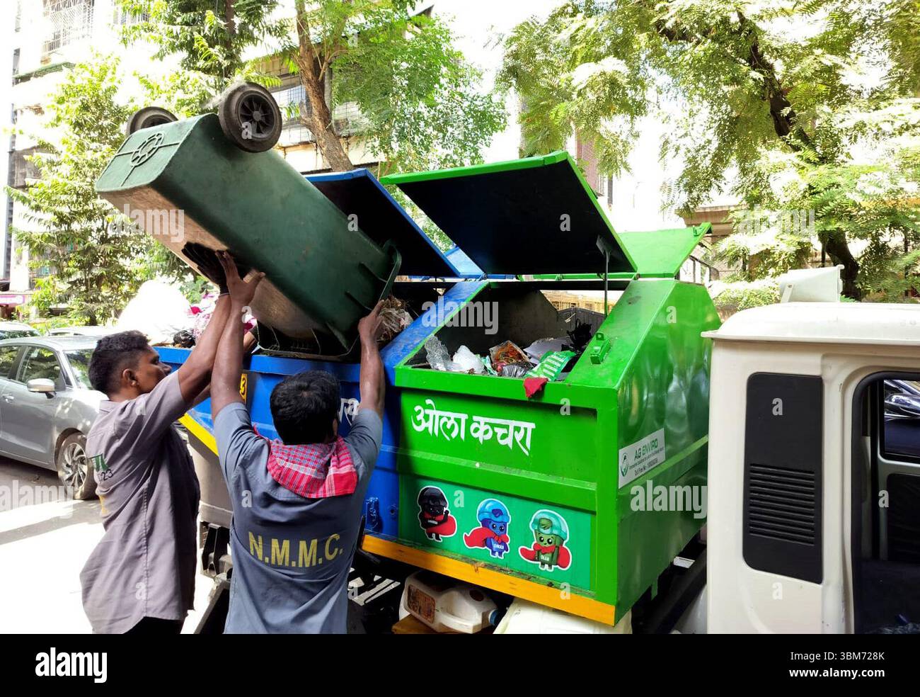 Navi Mumbai, Indien. Juni 2025. NAVI MUMBAI, INDIEN - 24. JUNI: Kommunale Arbeiter sammeln Müll im Müllwagen, während die Stadt ihre Sammlung und den Transport von kommunalem Abfall überholt, um am 24. Juni 2025 in Navi Mumbai, Indien, die sauberste Stadt zu gewährleisten. (Foto: Bachchan Kumar/Hindustan Times/SIPA USA) Credit: SIPA US/Alamy Live News Stockfoto