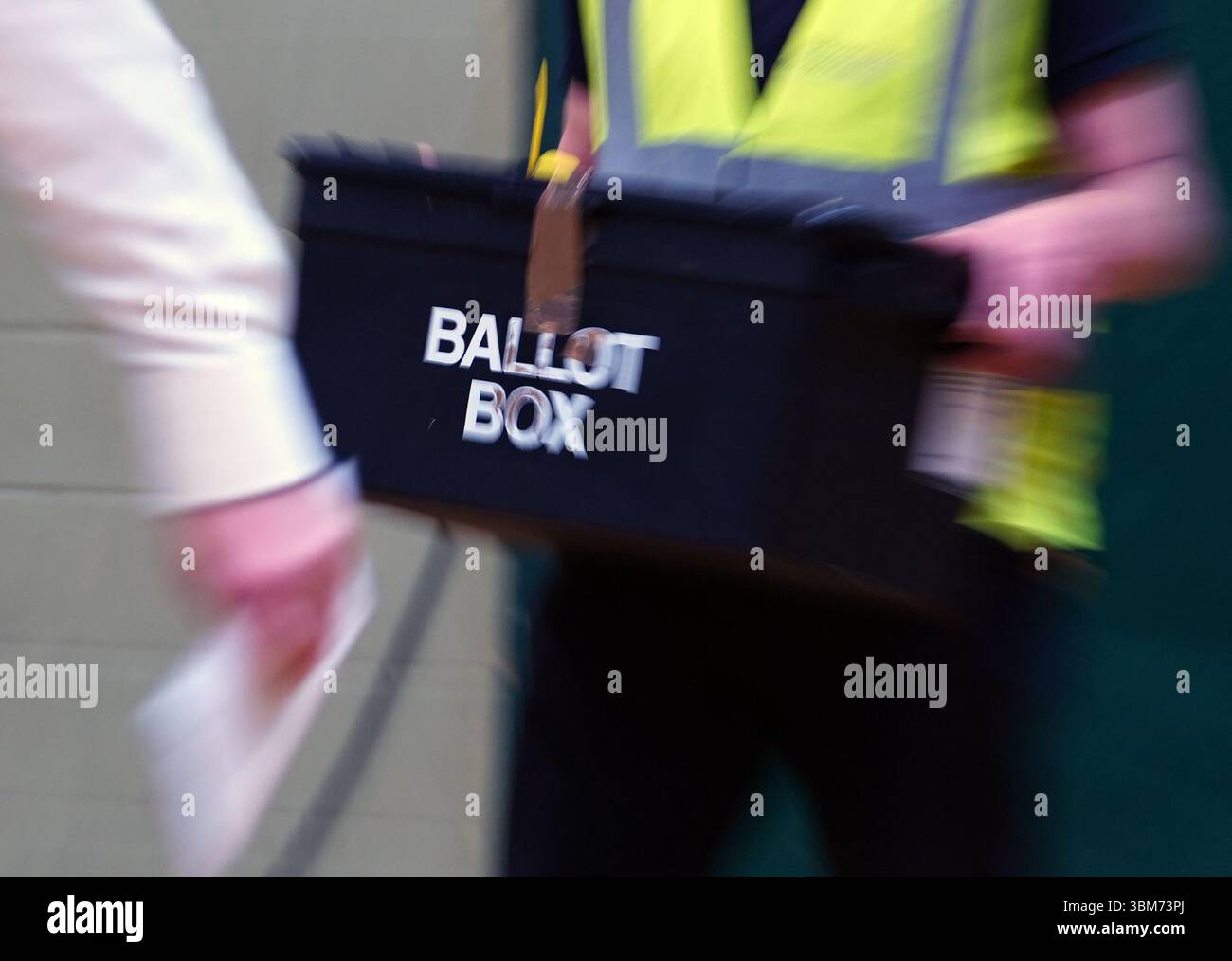 Aktenfoto vom 05/24 einer Wahlurne, die während der Zählung für die Nachwahl von Blackpool South im Blackpool Sports Centre, Blackpool, eintraf. Die Erosion der traditionellen zwei-Parteien-Dominanz der britischen Politik und der anhaltende Rückgang des Vertrauens der Wähler in das System deuten darauf hin, dass die politische Landschaft "bereit für eine mögliche Transformation" ist, so Forscher. Ausgabedatum: Mittwoch, 25. Juni 2025. Stockfoto