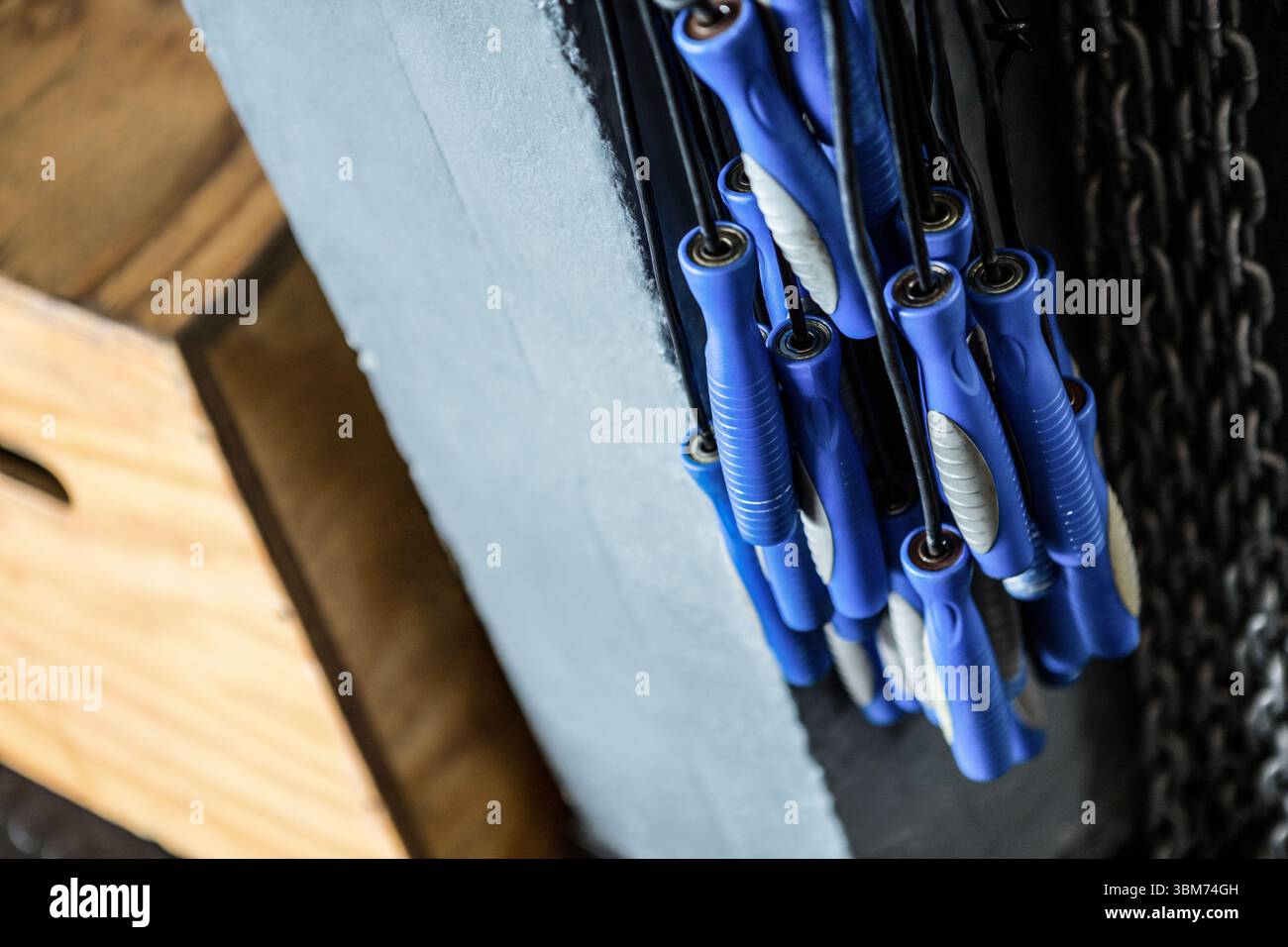 Hochwinkelansicht der Trainingsgeräte Stockfoto