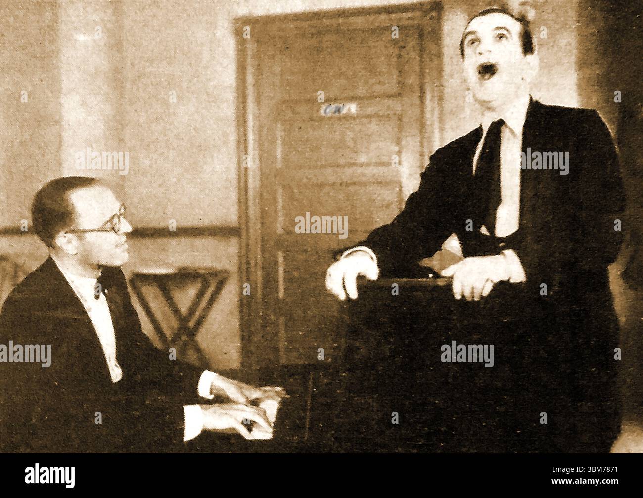 FILM - FILME - KINO - GESCHICHTE ---- der in Litauen geborene amerikanische Entertainer, Schauspieler und Sänger in einer Szene aus dem Jazz Singer (das erste kommerzielle Talking-Bild).1927. Der Film Warner Bros wurde von Darryl F. Zanuck produziert, in den Hauptrollen waren Al Jolson, May McAvoy, Warner Oland und Eugenie Besserer – KINAS – FILMAI – KINAS – ISTORIJA – Lietuvoje iš pasaulio atstovas, aktorius ir daininkas scenoje „Džiazo filmo gimęs pramogų dainkas“ (Pirmasis komercinis). „Warner Bros.“ – prodiuseris Darryl F. Zanuck, Vaidino Al Jolson, May McAvoy, Warner Oland ir Eugenie Besserer. Stockfoto