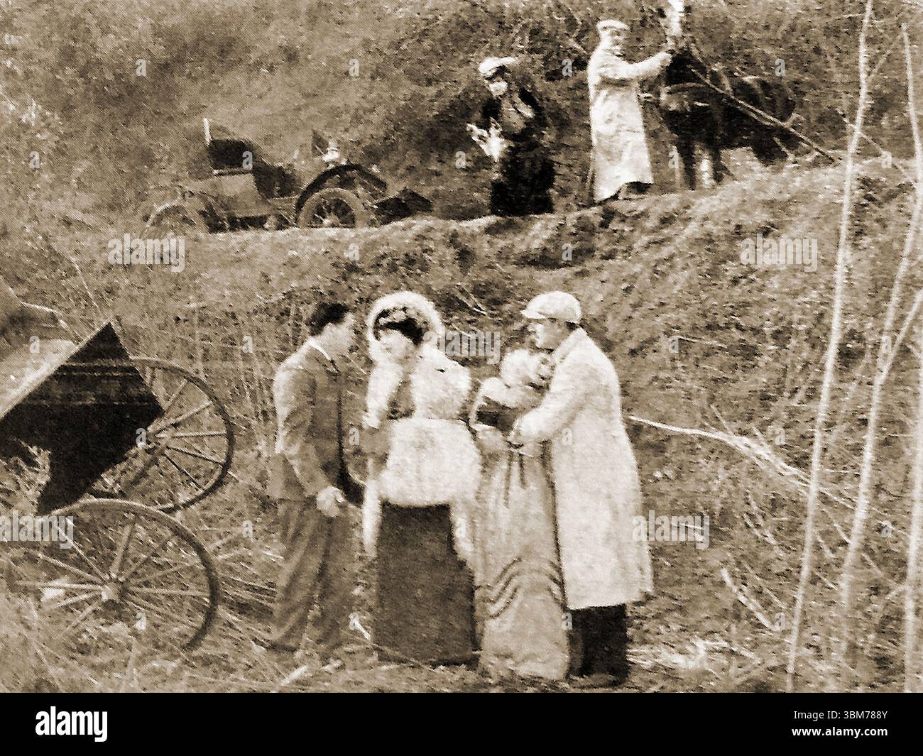 FILM - FILME - KINO - GESCHICHTE - Eine Szene aus dem 60 Minuten alten Stummfilm THREE WEEKENDS (1928) mit Clara Bow und Neil Hamilton - interessanterweise mit einem Unfall mit einem frühen Auto. Regie führte Clarence G. Badger. Zu den Besetzungen gehörten auch Harrison Ford, Lucille Powers, Julia Swayne Gordon, Jack Raymond., Edythe Chapman und Guy Oliver Stockfoto