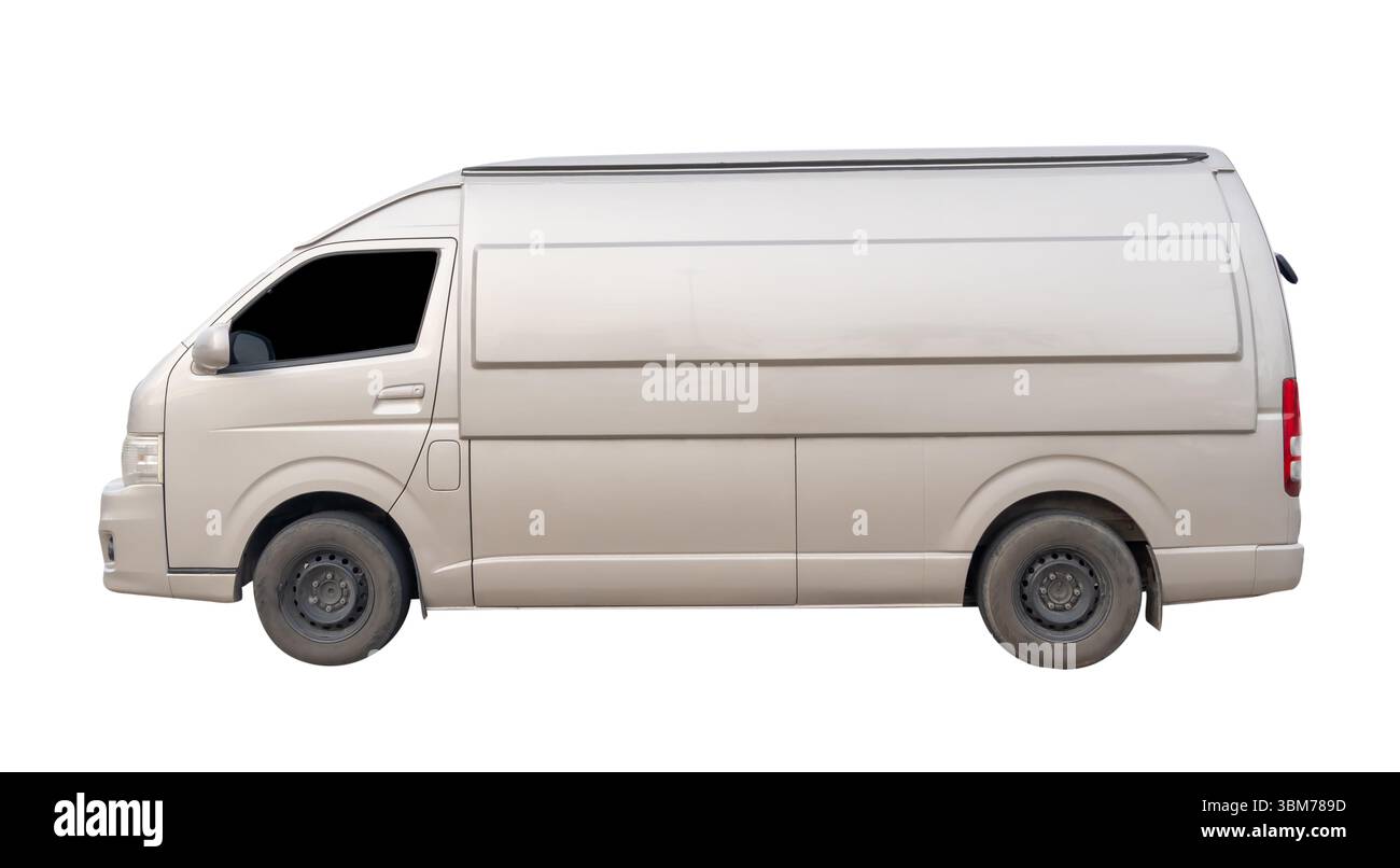 Ein beigefarbener Lieferwagen mit Blick von links ist auf weißem Hintergrund mit Beschneidungspfad isoliert. Stockfoto