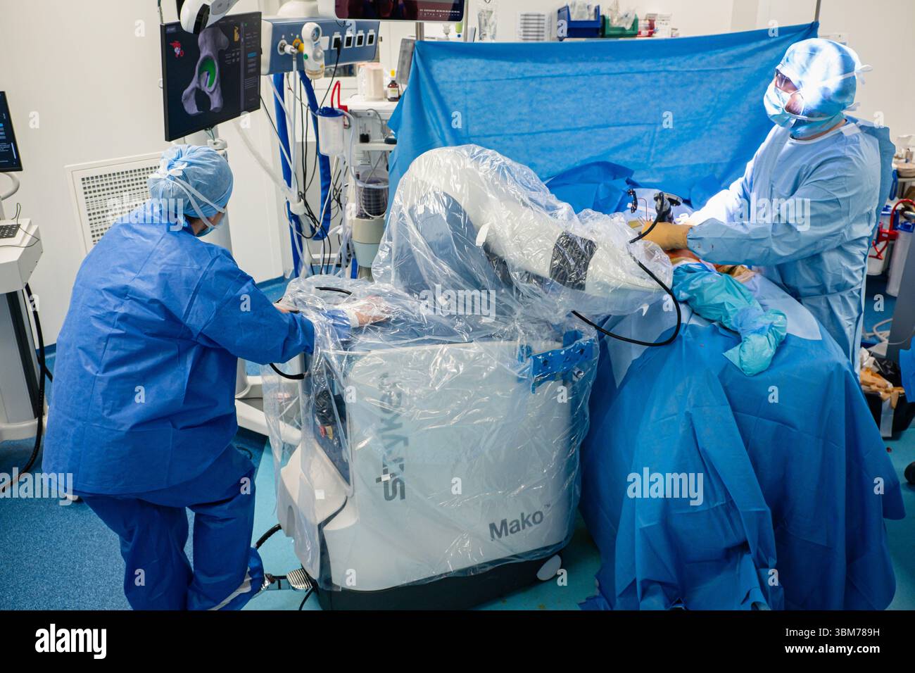 Die Platzierung einer Hüftprothese mit Roboterunterstützung am Lyon-Sud-Krankenhaus. Stockfoto