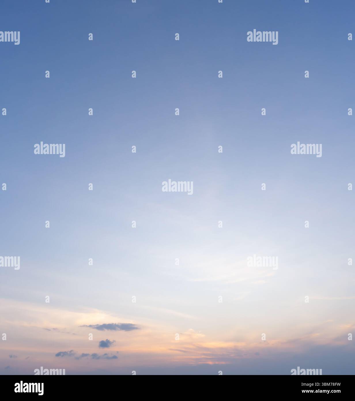 Flacher Blick und voller Rahmen von wunderschönem Morgen oder Abend blau-orange Himmel mit bewölktem Himmel, während Sonnenuntergänge oder Sonnenaufgänge am Meer aufgenommen wurden Stockfoto