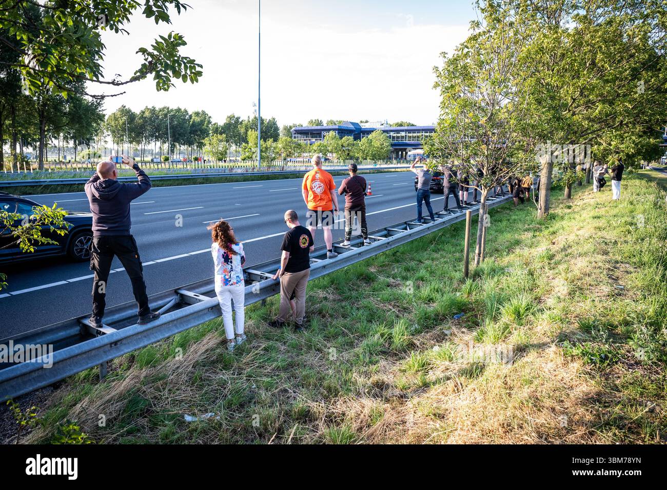 BURGERVEEN - Dutzende interessierte Leute und viele Polizisten entlang der A4 im Straßenrestaurant, um einen Blick auf US-Präsident Donald Trump zu erhaschen. ANP/Hollandse Hoogte/Josh Walet netherlands Out – belgien Out Stockfoto