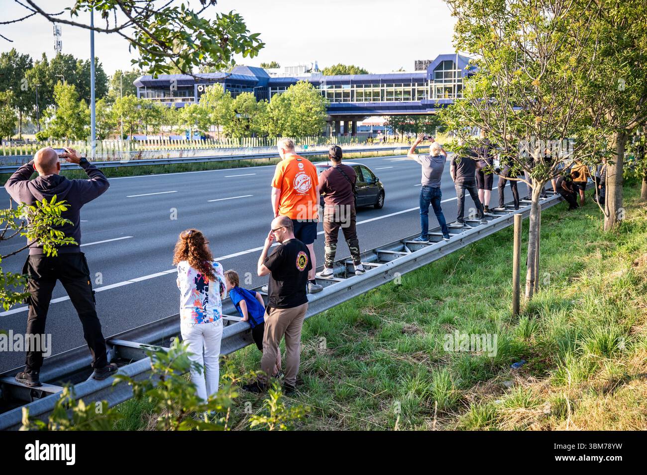 BURGERVEEN - Dutzende interessierte Leute und viele Polizisten entlang der A4 im Straßenrestaurant, um einen Blick auf US-Präsident Donald Trump zu erhaschen. ANP/Hollandse Hoogte/Josh Walet netherlands Out – belgien Out Stockfoto