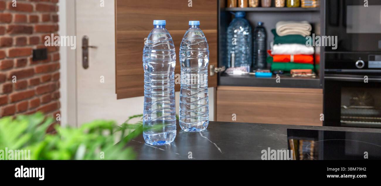 Notwasserversorgung bereit vor 72 Stunden Notfall-Überlebenskit im Küchenschrank gelagert Stockfoto