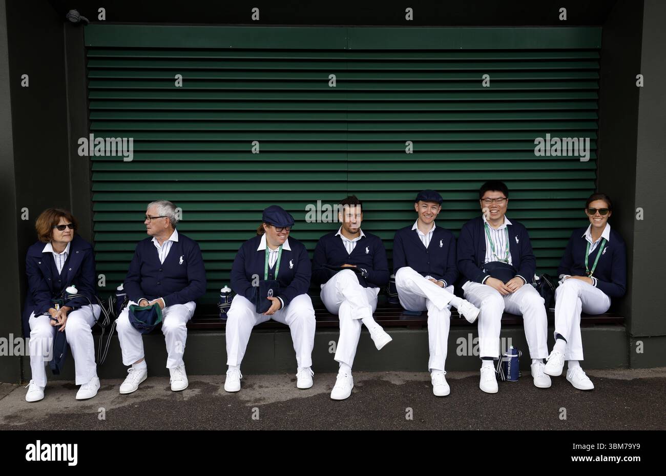 Aktenfoto vom 06/22 der Richter in Wimbledon. Besucher des diesjährigen Wimbledon werden eine große Veränderung am Hof bemerken. Zum ersten Mal wird es keine von Ralph Lauren verkleideten Richter geben, die ein- oder ausschreiten. Stattdessen übernimmt die Videotechnologie jetzt die volle Kontrolle. Ausgabedatum: Mittwoch, 25. Juni 2025. Stockfoto