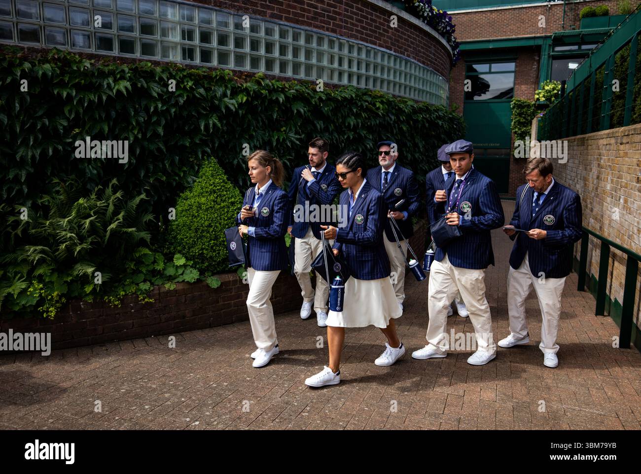 Aktenfoto vom 07/19 der Richter in Wimbledon. Besucher des diesjährigen Wimbledon werden eine große Veränderung am Hof bemerken. Zum ersten Mal wird es keine von Ralph Lauren verkleideten Richter geben, die ein- oder ausschreiten. Stattdessen übernimmt die Videotechnologie jetzt die volle Kontrolle. Ausgabedatum: Mittwoch, 25. Juni 2025. Stockfoto