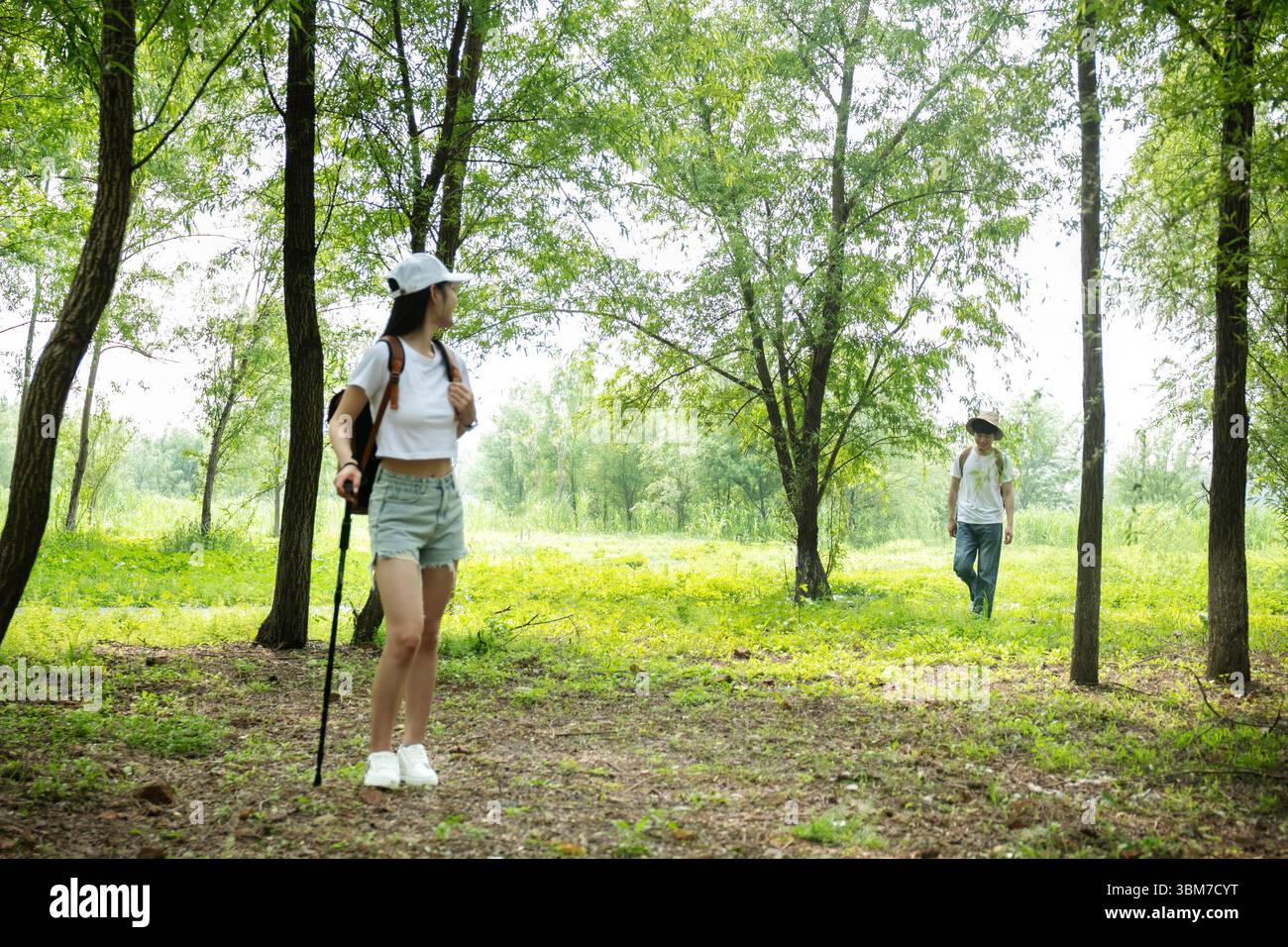 Ein Paar hielt im Wald nach rest​ Stockfoto