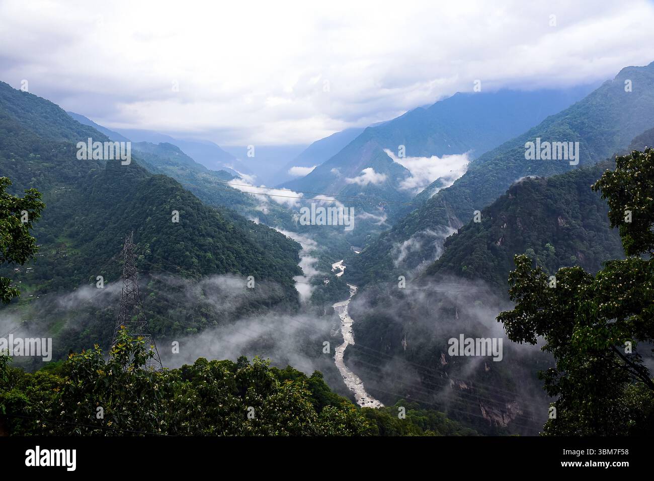 Ein atemberaubender Blick vom Mangan View Point in North Sikkim, Indien, mit Panoramablick auf den östlichen Himalaya. Stockfoto